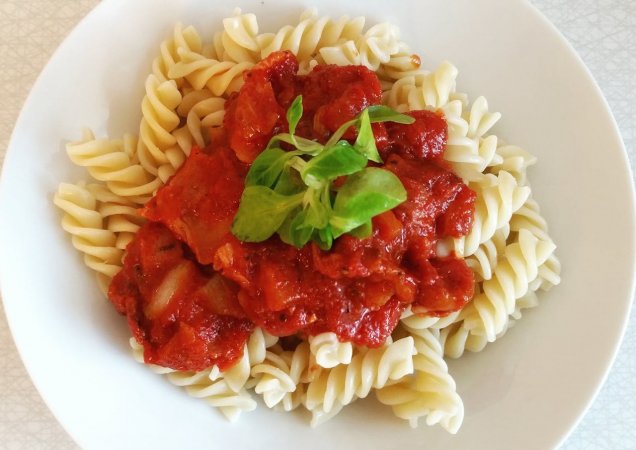 Tasty pasta or pizza sauce that looks and tastes like tomato sauce but without the nightshade.